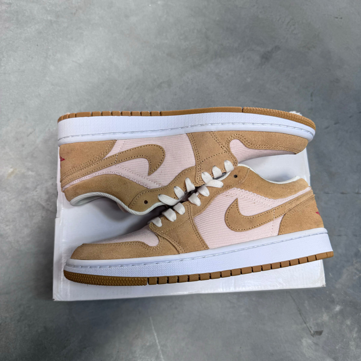 DISPLAY - Nike Womens Air Jordan 1 Low SE Sneakers - 'Twine'